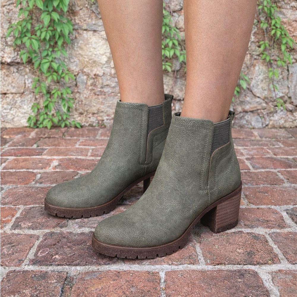 NWOT KORKS Green Pebbled Lug Sole Ankle Boots, 10M